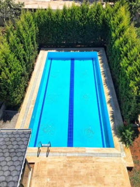 Müstakil bahçe ve havuzlu villa
